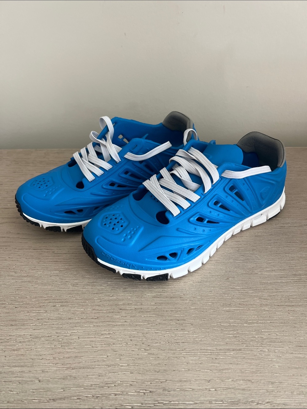 Women’s Crosskix APX closed toe lace up water shoe size 6 blue